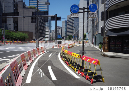 自転車レーンのある道 16165748