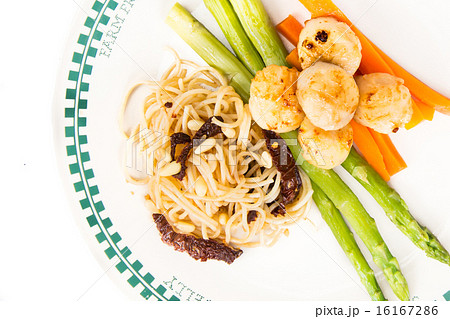 Spaghetti pasta aglio e olio with scallops 16167286