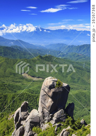 瑞牆山の大ヤスリ岩と南アルプス 16167368