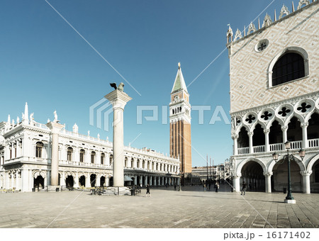 Piazza San Marko in early morning, Venice, Italy Piazza San Marko in early morning, Venice, Italy 16171402
