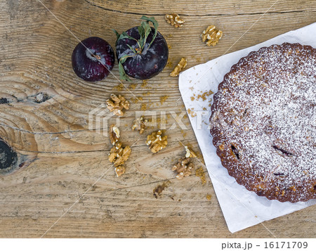 Plum pie with fresh plum and walnuts 16171709