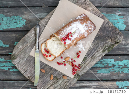 Fruit cake with red currant and almond 16171750