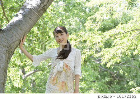 新緑と女性　木を触る 16172365