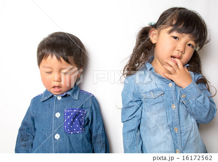 変な顔の男の子と元気のない女の子 16172562