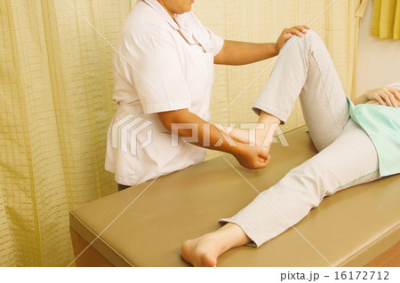 Physiotherapist treating quadriceps muscle 16172712