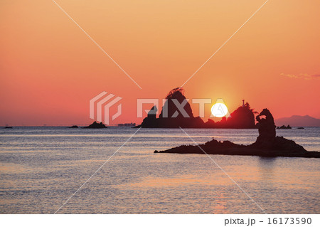静岡県西伊豆町　大田子浜海岸の夕陽 16173590