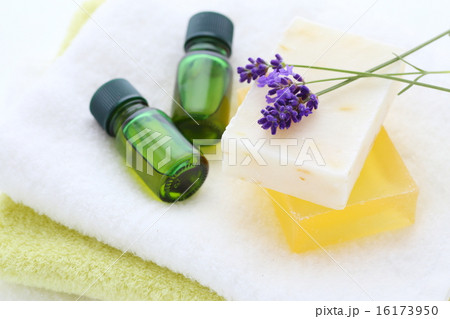 アロマオイルとタオル 16173950