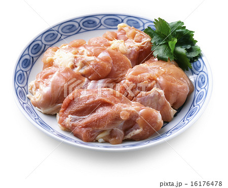 和皿に盛られた鶏のモモ肉 16176478