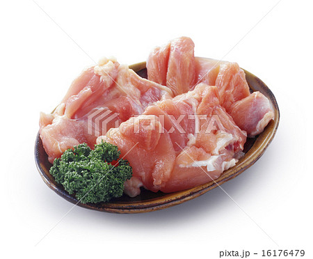 楕円の皿に盛られた鶏のモモ肉 16176479