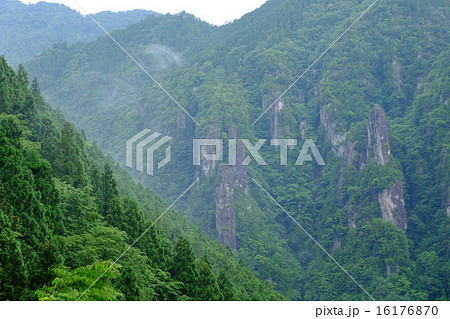 霞む石ヤ塔 奈良県吉野郡下北山村 の写真素材 16176870 Pixta