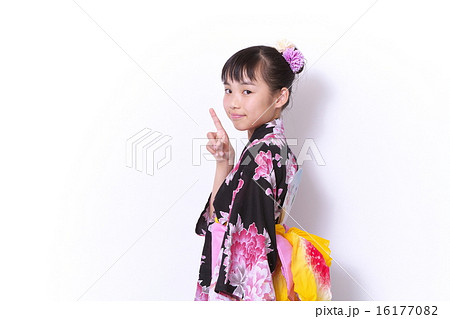 浴衣の若い女性 16177082