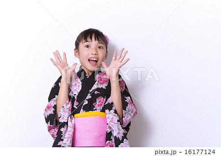 浴衣の若い女性 16177124