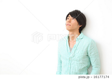 悩む20代男性 16177174
