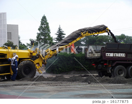 駐車場の古い舗装をはぎ取ります 16177875