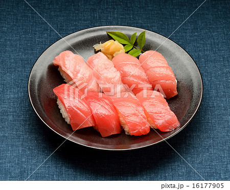 高級お寿司 マグロづくし 大トロ 中トロ 本マグロ の写真素材