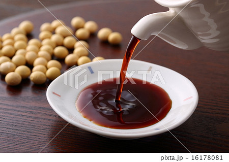 醤油を注ぐ 16178081
