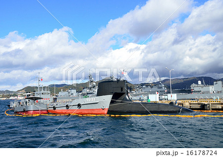 呉基地で補給中の潜水艦 16178724