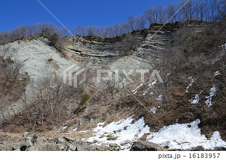 露出した地層 赤平川 左岸 埼玉県秩父郡小鹿野町 の写真素材