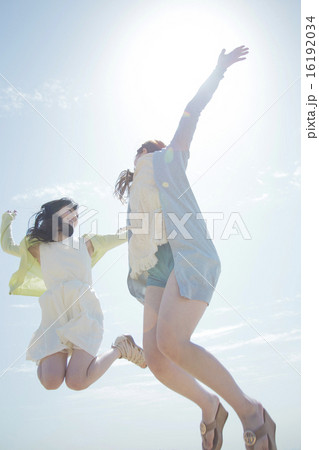 海辺で遊ぶ女の子たち 16192034