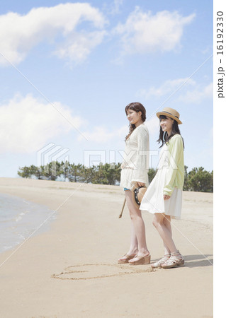 海辺で遊ぶ女の子たち 16192330
