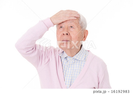 頭に手をあてるシニア 16192983