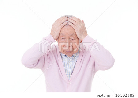 頭に手をあてるシニア 16192985