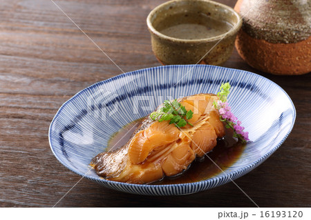 カレイの煮付けと熱燗 カレイの煮付けと熱燗 16193120