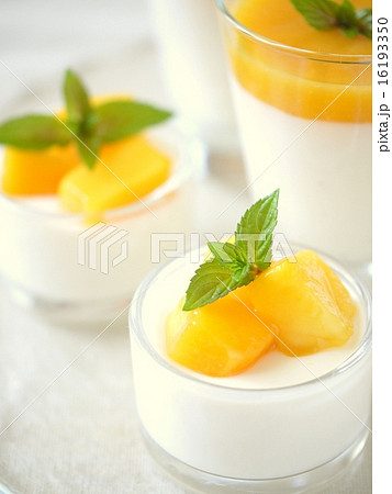 マンゴーのパンナコッタ (縦位置アップ) マンゴーのパンナコッタ (縦位置アップ) 16193350