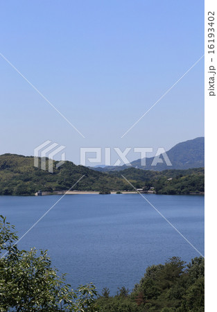 香川県まんのう町の「満濃池」とその堰堤 香川県まんのう町の「満濃池」とその堰堤 16193402