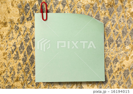 Blank green sticker and red clip 16194015