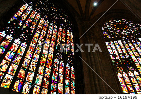 イタリア・ミラノ大聖堂のステンドグラス 16194199