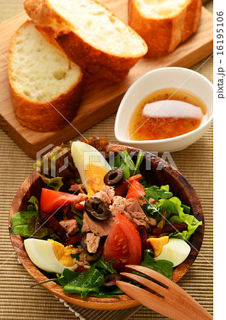ニース風サラダとフランスパン 16195106