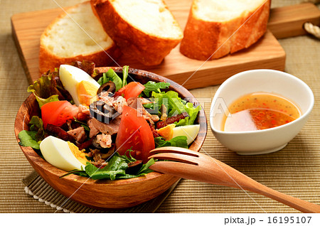 ニース風サラダとフランスパン ニース風サラダとフランスパン 16195107