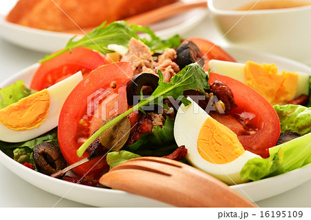 ニース風サラダとフランスパン 16195109