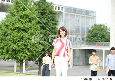 教室を移動する女子大学生 教室を移動する女子大学生 16197710