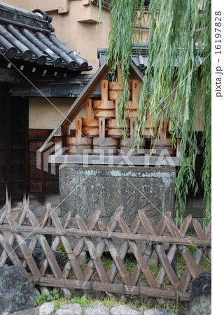柳と天水桶(島原大門/京都市下京区西新屋敷町) 柳と天水桶(島原大門/京都市下京区西新屋敷町) 16197828