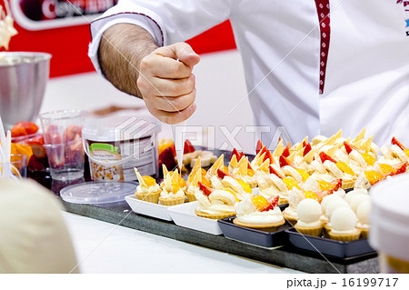 Decorating cupcakes with whipped cream 16199717