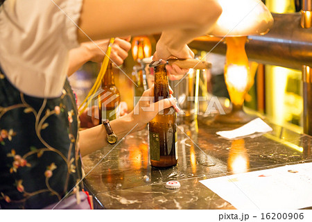 ビールを開ける ビールを開ける 16200906