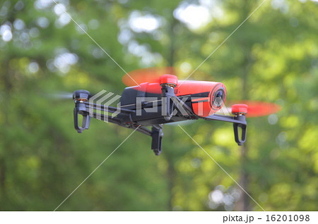 ホバリングする「ドローン」(埼玉県さいたま市) ホバリングする「ドローン」(埼玉県さいたま市) 16201098