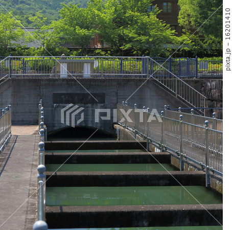 吉野川の水が香川県側に初めて顔を出す、香川用水記念公園の「阿讃導水トンネル」 16201410