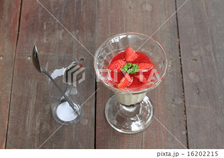 Fruit yogurt cake. Cream and yogurt stawberries Fruit yogurt cake. Cream and yogurt stawberries 16202215