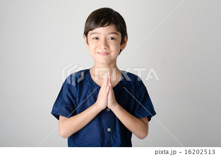 Little asian boy praying in Thai costume  isolate on white backg 16202513