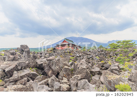 鬼押出し園からみた浅間山と浅間山観音堂の本堂 鬼押出し園からみた浅間山と浅間山観音堂の本堂 16202945