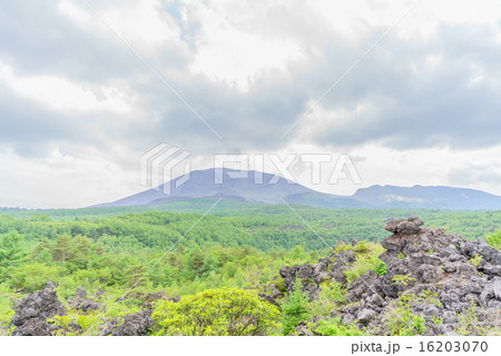 鬼押出し園からみた浅間山の風景 鬼押出し園からみた浅間山の風景 16203070