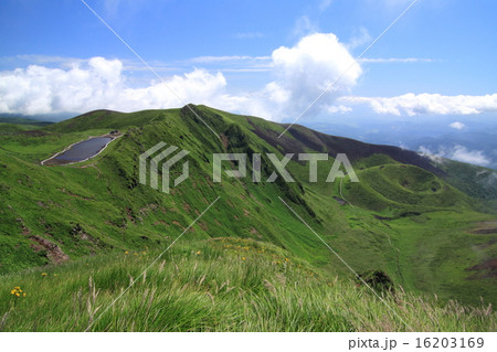 緑の稜線と阿弥陀池、小岳の火口跡 緑の稜線と阿弥陀池、小岳の火口跡 16203169