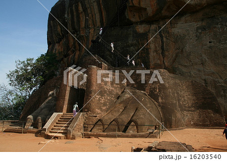 スリランカのシーギリヤロックのライオンの入口（ライオンテラス） 16203540