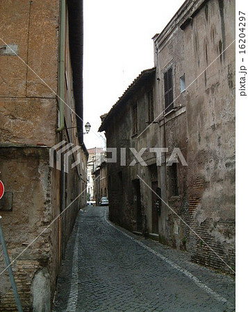 イタリア ローマ トラステヴェレの路地裏の写真素材
