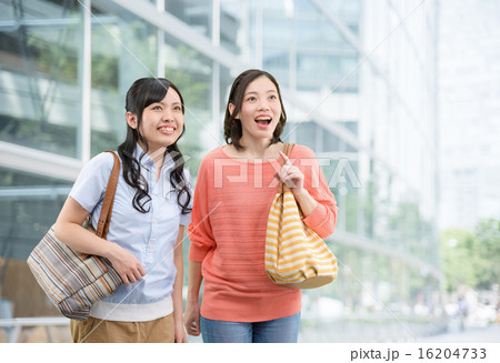 都会の街角を歩いている若い女性2人 都会の街角を歩いている若い女性2人 16204733