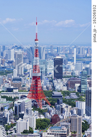 晴天の東京タワーと大都市風景の写真素材