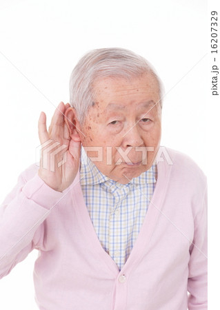 耳に手をあてるシニア 16207329